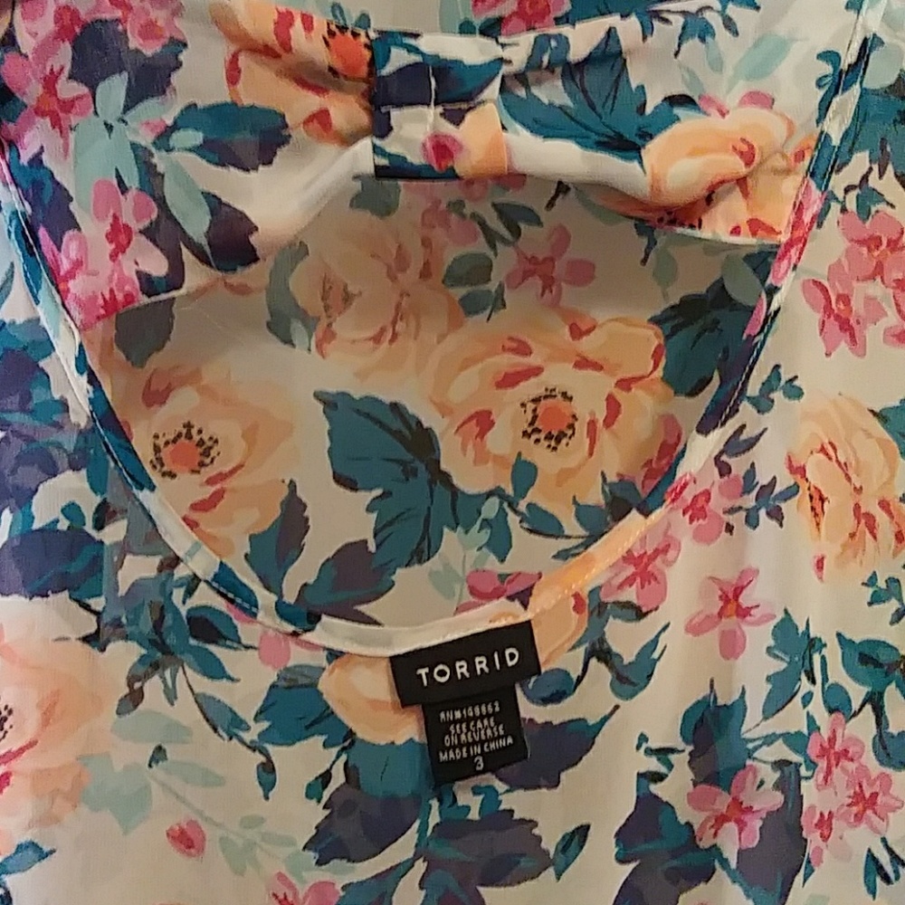 TORRID FLORAL BLOUSE SIZE 3 WITH BOWTIE BACK